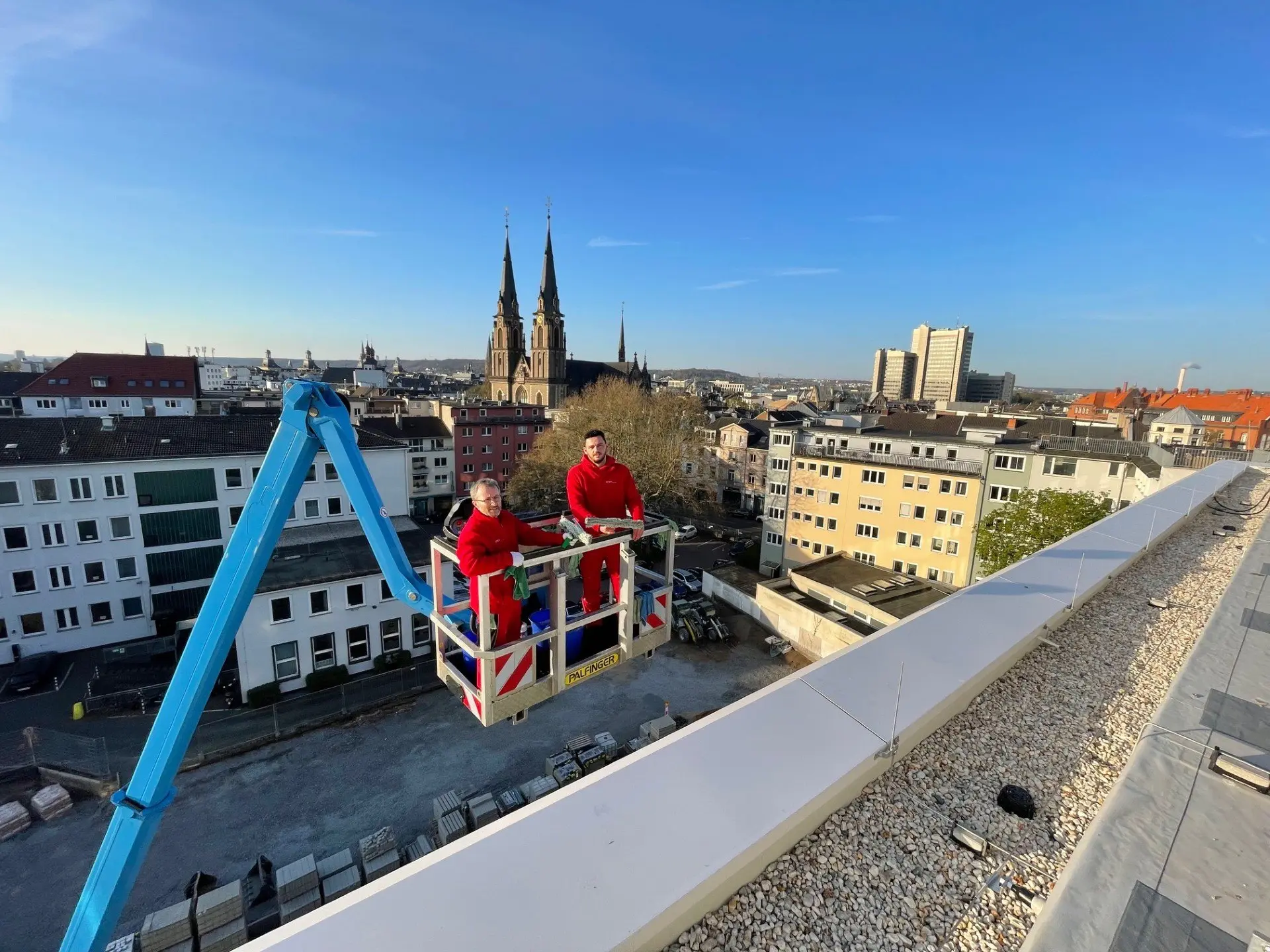 WSR-Team bei der Glasreinigung mit einer Hebebühne über Bonn