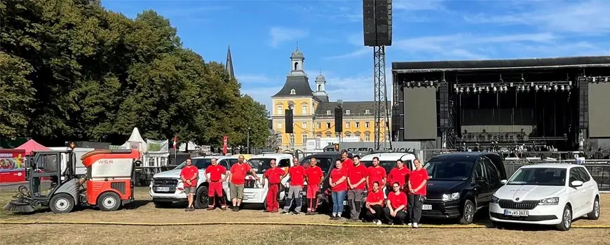 WSR-Team in roter Arbeitskleidung bei den Hofgartenkonzerten 2022