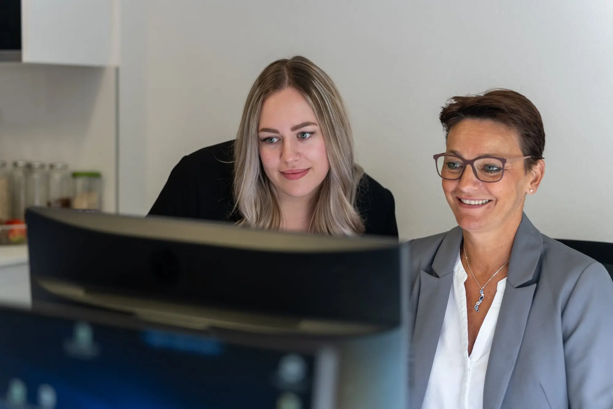 Zwei Mitarbeiterinnen des WSR-Innendienstes am Bildschirm